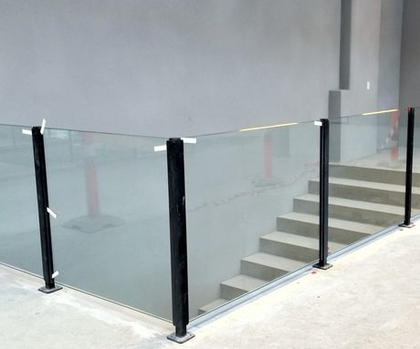 Afskærmning i stål og glas ved trappenedgang